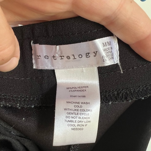 Retrology Black Elegant Shorts Women’s Medium - Picture 2 of 3